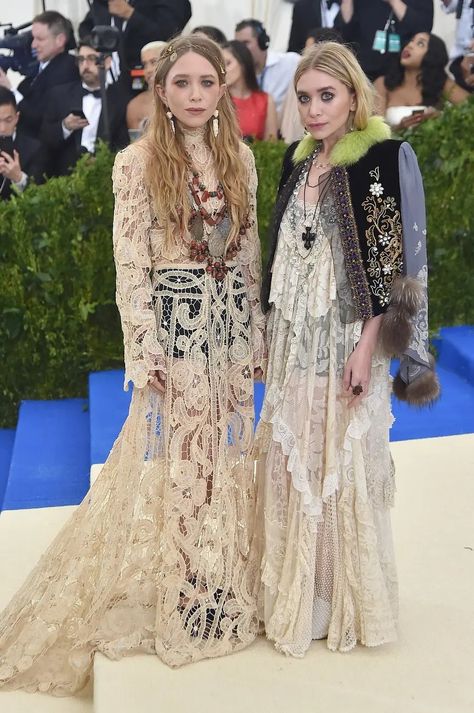 Looks Boho, Ashley Olsen Style, Olsen Fashion, Olsen Twins Style, Twins Fashion, Met Gala Dresses, Look Boho Chic, Moda Hippie, Mary Kate Ashley