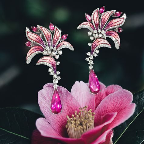 Enjoy the delicacy of the exquisite combination of flower inspired designs, micromosaic, rubelite and white diamonds in our Lily earrings. #sicis #sicisjewels #jewelry #jewelrygram #jewelrydesign #jewelrydesign #jewelrymaking #jewelryoftheday #jewels #luxury #luxurylifestyle #jewelrymaking #micromosaic #diamonds #diamondjewelry #necklace #earrings Ruby Diamond Earrings, Lily Earrings, Haute Jewelry, Dope Jewelry Accessories, Jewelry Illustration, Jewelry Design Drawing, Diamond Necklace Designs, Chanel Pearls, Pink Shades