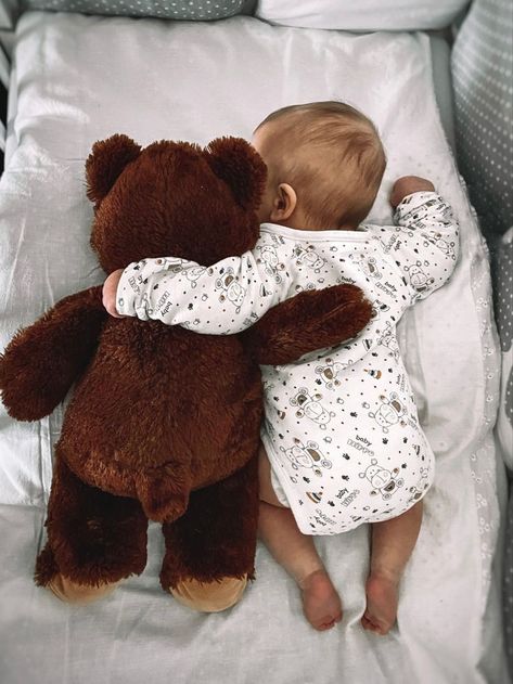 First Time Baby Must Haves, Photo With Teddy Bear, No Face Baby Pictures, 1st Month Baby Pictures Ideas, One Month Old Baby Pictures, Baby Pictures Ideas, Baby Picture Ideas, Newborn Photoshoot Ideas, Baby Photo Ideas