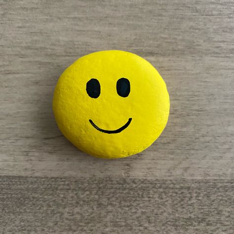 Yellow Painted Rocks Ideas, Easy Rocks To Paint, Black Rock Painting, Cute Rock Painting Ideas Aesthetic, Rock Painting Ideas Easy For Kids, Small Rock Painting Ideas Easy, Stone Painting Easy Simple, Painting Stone Exterior, Simple Rock Painting Ideas For Beginners