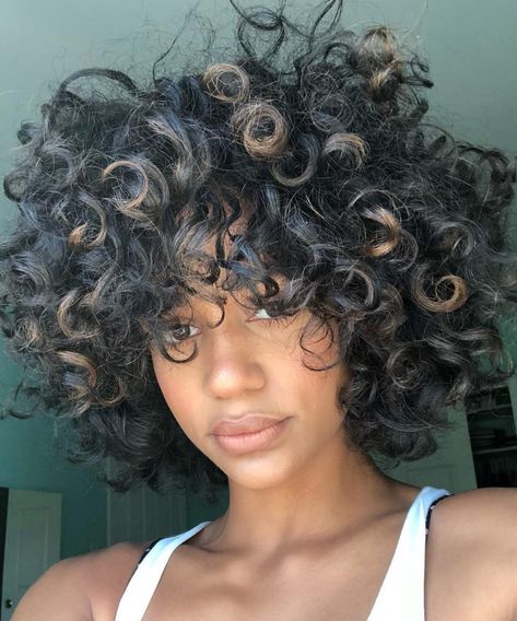 Natural Curly Hair Balayage, Curly Hair Balayage, Curly Textured Hair, Curly Highlights, Long Natural Curly Hair, Short Textured Hair, Curly Hair Trends, Highlights Curly Hair, Natural Curly Hair