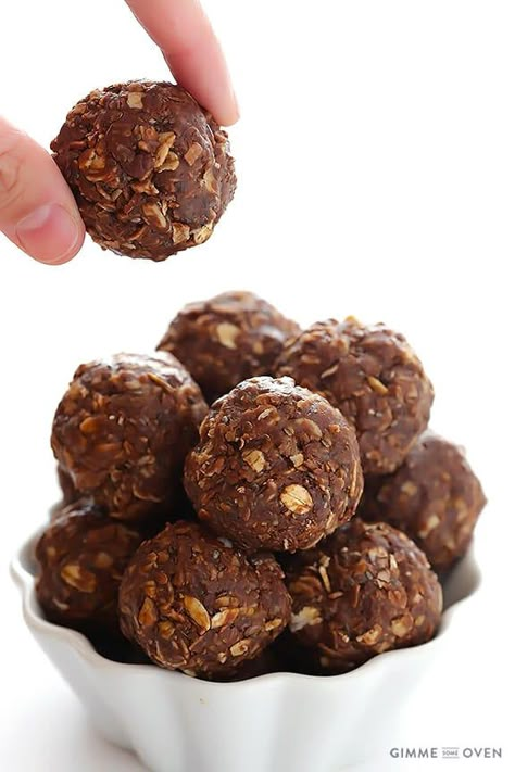 Chocolate Peanut Butter No-Bake Energy Bites: These chocolate peanut butter no-bake energy bites are easy to make, naturally sweetened, full of protein, and they taste just like a cookie!! No Bake Energy Bites, Desserts Keto, Peanut Butter No Bake, Chocolate Balls, Gimme Some Oven, Protein Bites, Protein Balls, Protein Ball, Chocolate Chip Muffins