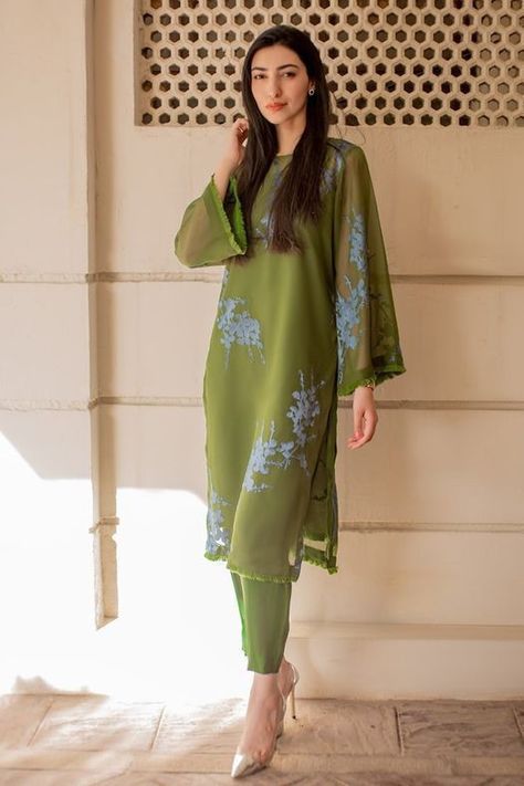 Chiffon Kurti Design, Chiffon Kurti, Long Kurti Patterns, Flora Print, Simple Kurta Designs, Pakistani Fashion Casual, Desi Fashion Casual, New Creation, Indian Dresses Traditional