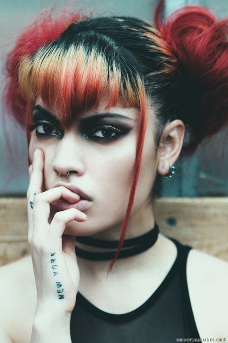 Goth hair Triangle Bangs Goth, V Bangs Goth, Vamp Bangs, Goth Hair, Punk Hair, Goth Beauty, Alternative Hair, Hair Reference, Grunge Hair