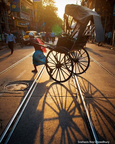 Follow @india_pixelz // Vibes Of Calcutta // 〰️〰️〰️〰️ Shot b India Street, City Life Photography, Indian Museum, Bengali Art, Amazing India, India Photography, Creative Photography Techniques, World Photography, Street Photographers