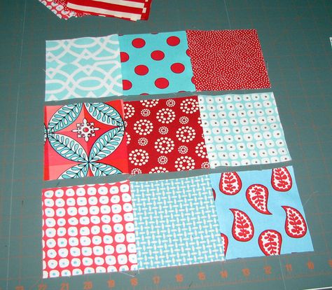 foto 2: Sew Fantastic: Disappearing nine patch :: Tutorial Charm Pack Quilt Patterns, Disappearing Nine Patch, Fat Quarter Quilt Pattern, Charm Square Quilt, Red And Aqua, Beginning Quilting, 9 Patch Quilt, Mug Rug Patterns, Nine Patch Quilt