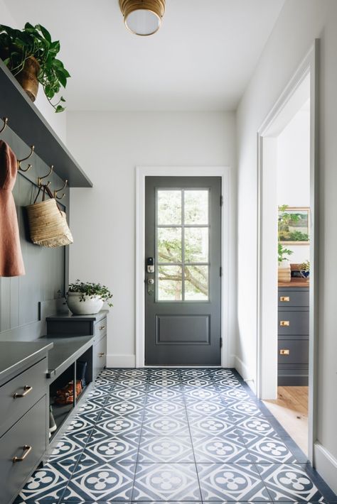 In Good Taste:  Jean Stoffer Design Jean Stoffer Design, Ingangs Decor, Jean Stoffer, Vstupná Hala, Interior Design Minimalist, Mudroom Entryway, Mudroom Decor, Hal Decor, Mudroom Design