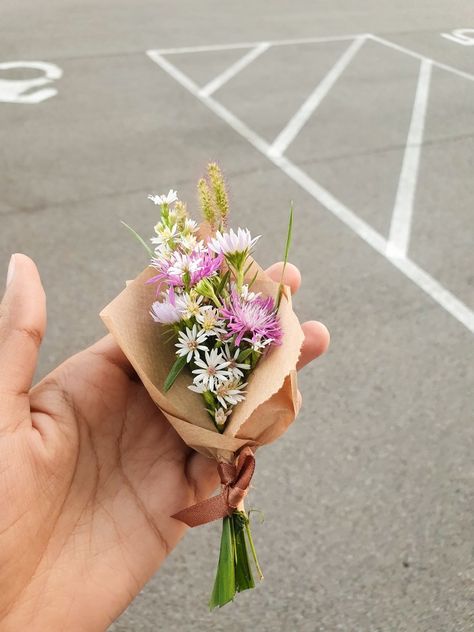 Wild flowers in an arrangement tied together with a small brown ribbon and brown paper to make a mini boquetes. Small Buque Ideas, Small Birthday Gifts For Friends, Small Flower Bouquet Gift, Small Bouquet Ideas, Small Gift Ideas For Friends, Little Flower Bouquet, Flowers For Him, Miniature Bouquet, Bouquet Cute