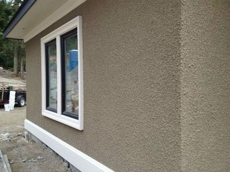 Stucco, also known as the render, is a type of construction material made up of a binder, water, and aggregates.
This material is a shape-changing construction item that’s applied wet, then it later hardens to a very dense solid. The material is known to be utilized as a decorative coating for walls and ceilings.
Additionally, it is used as an accessory for sculptural and artistic materials in architecture and as an external building siding.
Stucco is a very viable option for covering less visua Acrylic Stucco Exterior, Stucco Paint, Stucco Wall, Stucco Colors, Stucco Finishes, Wall Texture Design, Exterior Stairs, Stucco Homes, Pintura Exterior