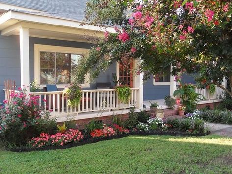 Tiny Front Yard, Front Yard Flower Bed, Small Front Yards, Front Yard Flowers, Garden Front Of House, Small Flower Gardens, Porch Landscaping, Cheap Landscaping Ideas, Front Gardens