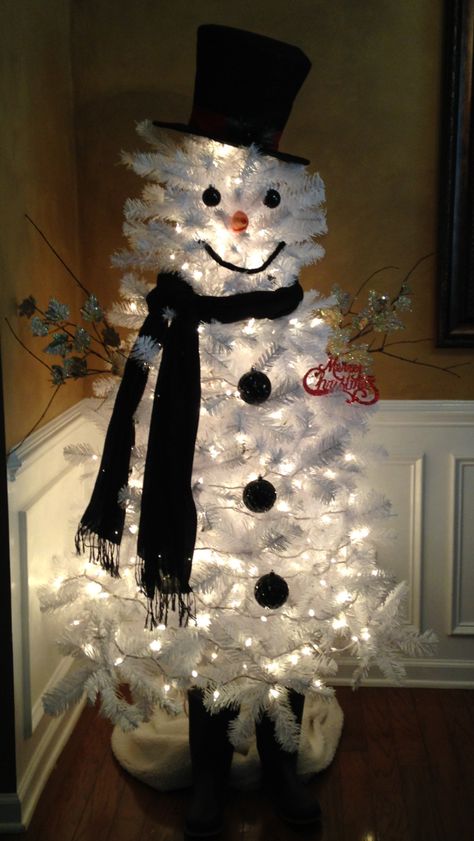 Small Snowman Tree, Snowman Tree Ideas, Snowman Diy Decorations, Creative Snowman Ideas, Snowman Display, Small White Christmas Tree, Diy Christmas Door Decorations, White Christmas Tree Decorations, Diy Christmas Door