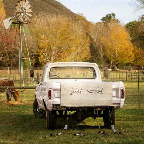 Just Married Truck Ideas, Old Car Wedding Send Off, Wedding Truck Decorations, Pickup Truck Wedding Photos, Just Married Truck Decorations, Wedding Getaway Truck, Old Truck Wedding Decor, Farm Wedding Aesthetic, Wedding Send Off Car