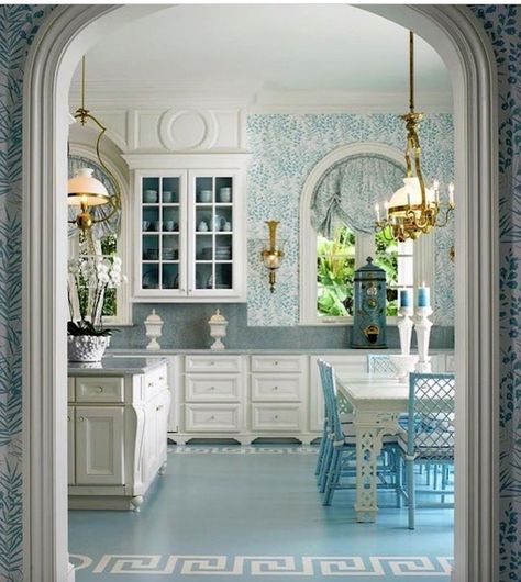 Chinoiserie Chic: The Blue and White Chinoiserie Kitchen Blue And White Chinoiserie Kitchen, Chinoiserie Kitchen, Blue And White Kitchen, Beach Chic Decor, Palm Beach Decor, Scott Snyder, Palm Beach Style, Blue And White Chinoiserie, White Kitchen Design