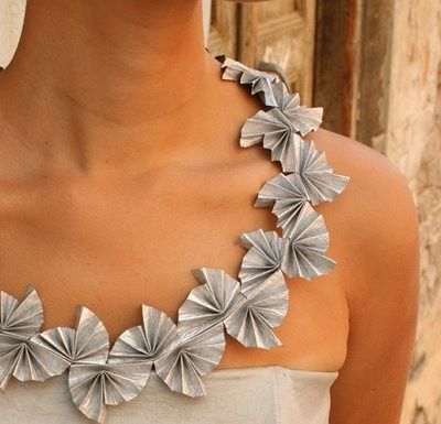 paper jewellery  No Directions but interesting idea Paper Necklace, Paper Jewellery, Sculptural Jewelry, Origami Jewelry, Paper Fashion, Paper Dress, Body Adornment, Paper Earrings, Paper Ideas