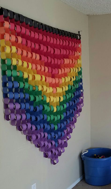 Paper Chain Rainbow wall hanging made from construction paper, original design Construction Paper Art, Construction Paper Flowers, Aktiviti Tadika, Paper Wall Decor, Construction Paper Crafts, Paper Chain, Paper Wall Hanging, Rainbow Wall Hanging, Paper Chains