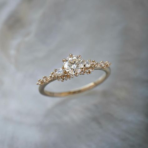 Unique Engagement Rings Round Diamond, Simplistic Wedding Rings, Simplistic Jewelry, Cute Promise Rings, Pretty Engagement Rings, Dream Wedding Ring, Cute Engagement Rings, Future Engagement Rings, Dream Engagement