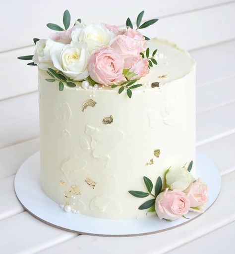 Cake Decor With Fresh Flowers, Buttercream Cake With Fresh Flowers, Floral Cakes Simple, Simple Birthday Cake With Flowers, Cake Decorating With Fresh Flowers, Simple Fresh Flower Cake, Fresh Flower Cake Decoration, Floral Cake Design Birthday, Floral Baby Shower Cake