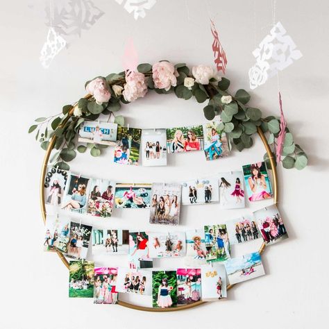 Hula Hoop Photo Display, Hoop Photo Display, Photo Banner Diy, Hen Fest, Hula Hoop Diy, Photo Hoop, Baby Shower Food For Girl, Photo Wreath, Graduation Party Planning