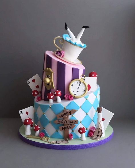 Mad Hatter Cake, Wonderland Party Theme, Alice In Wonderland Tea Party Birthday, Alice In Wonderland Birthday, Alice In Wonderland Tea Party, Disney Cakes, Alice In Wonderland Party, Cute Birthday Cakes, Tea Party Birthday