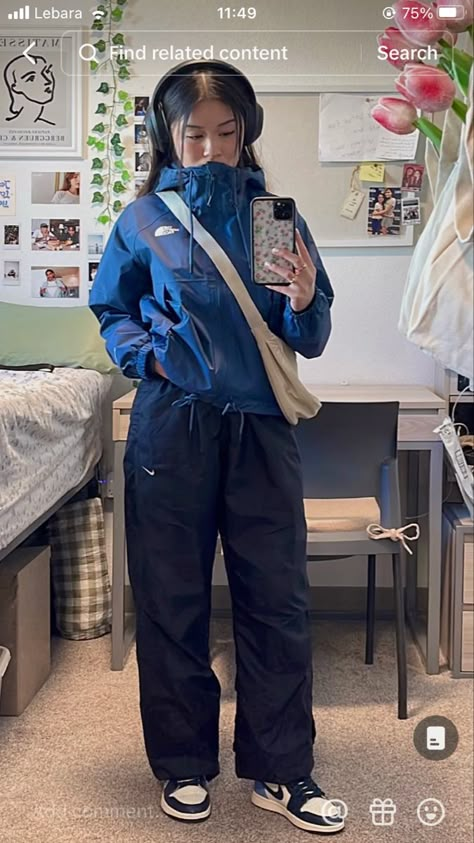 Sony Xm4 Headphones, Xm4 Headphones, Sony Xm4, Rainy Weather Outfits, Cold Day Outfits, Weather Aesthetic, Pakaian Hipster, Tomboy Stil, Windbreaker Outfit