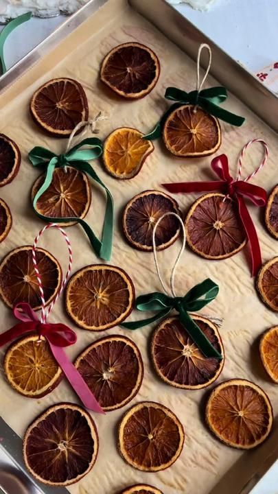 Tina's Cucina su TikTok Christmas Home Crafts, Handmade Christmas Aesthetic, Oranges Christmas Decoration, Christmas Decor Budget, Christmas Tree Orange Slices, Christmas Edible Crafts, Christmas Tree With Orange Slices, Orange Christmas Aesthetic, Little Women Christmas Aesthetic