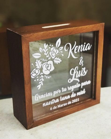 Alcancía de madera de cedro doble cristal 20x20cm. Ideal para sobres de regalo para luna de miel #lunademiel #regalos #shadowbox #shadowboxing #money #shadowboxideas #honeymoon #wedding Weding Invitation, Art Gallery Wedding, Party Hacks, Coin Bank, Disco Party, Wedding Cake Designs, Cake Designs, Shadow Box, Wedding Cake