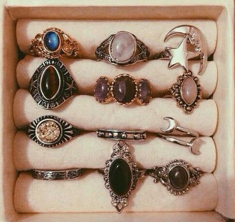 Rings Aesthetic Vintage, Piercing Aesthetic, Styling Jewelry, Rings Aesthetic, Jewelry Styling, Indie Jewelry, Accessory Jewelry, Dope Jewelry, Funky Jewelry