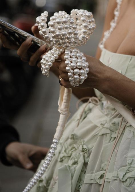 Pearl Flower Bouquet, Bouquet With Pearls, Pearl Bridal Bouquet, Jewelry Accessories Ideas, Beaded Accessories, Pearl Wedding, Bride Bouquets, Beaded Bags, Fashion Details