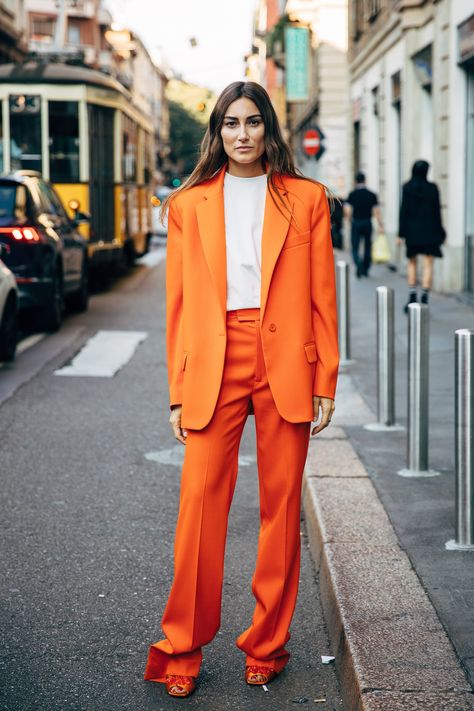 YEP< IT'S ORANGE AGAIN!  IN A 70s POLYESTER SUIT! Alexandra Pereira, 2020 Street Style, Orange Suit, Estilo Chic, Looks Street Style, Mode Inspo, Cool Street Fashion, Fashion Week Street Style, Suit Fashion