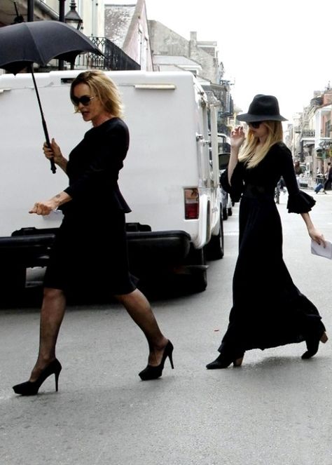 Jessica Lange and Emma Roberts rehearsing on the set of American Horror Story: Coven, 2013 American Horror Story Witches, Coven Party, Jessica Lange Ahs, Coven Fashion, American Horror Story Costumes, Fiona Goode, Madison Montgomery, Ahs Coven, American Horror Story Coven