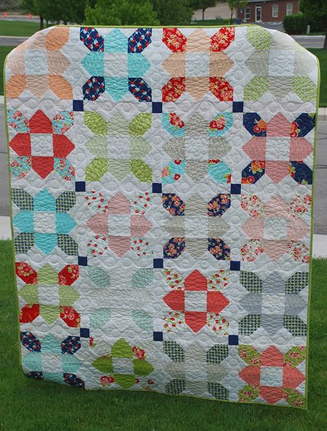 Cindy's Prairie Flower Quilt Prairie Flower Quilt, Quilt Business, Stencils Ideas, Missouri Star Quilt Tutorials, Sewing Corner, Sewing Project Ideas, Simple Quilts, Flower Quilt Patterns, Layer Cake Quilt Patterns