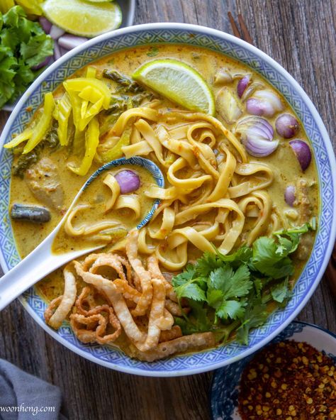 How to Make a Delicious Vegan Thai Khao Soi - WoonHeng Khao Soi Recipe, Curry Laksa, How To Cook Chili, Khao Soi, Fried Wontons, Thai Recipe, Vegan Fish, Gluten Free Noodles, Vegan Asian