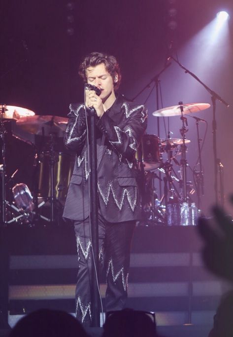 My Definitive Ranking of Harry Styles’ 2018 Tour Outfits Draco Malfoy Imagine, Harry Outfits, Harry Styles Lockscreen, Harry Styles Gif, Gucci Suit, Harry Styles Update, Live On Tour, Harry Styles Tour, Harry Styles Live On Tour