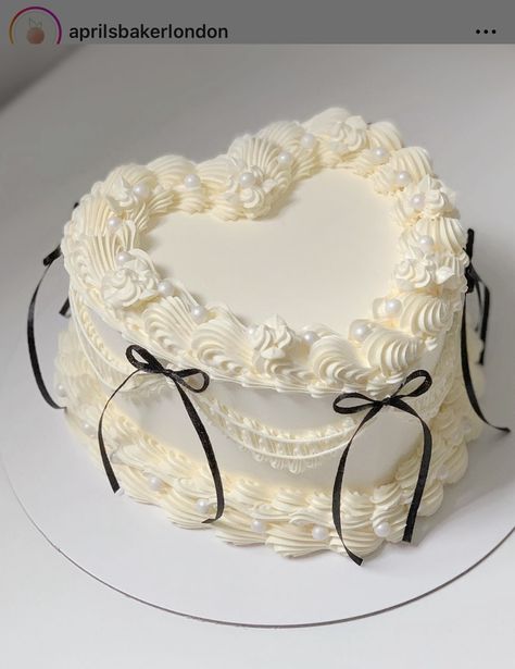 Heart Cake 19 Birthday, Cupcake Ring Cake, 18th Birthday Cake Square, White Cake Ideas Birthdays, Twenty Five Birthday Cake, Heart Shaped Bday Cake, Black And White Heart Cake, Trend Birthday Cake, Cute Birthday Cakes Aesthetic