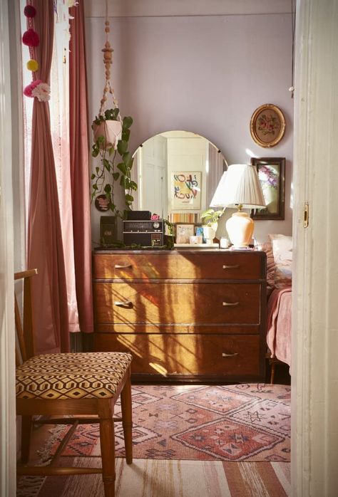 Interior Design Pink Bedroom, Brooklyn Bedroom Aesthetic, Italy Inspired Bedroom, Eclectic Apartment Bedroom, Soft Maximalism, Colorful Vintage Bedroom, Vintage Bedroom Pink, Pink Vintage Room, Eclectic Bedroom Vintage