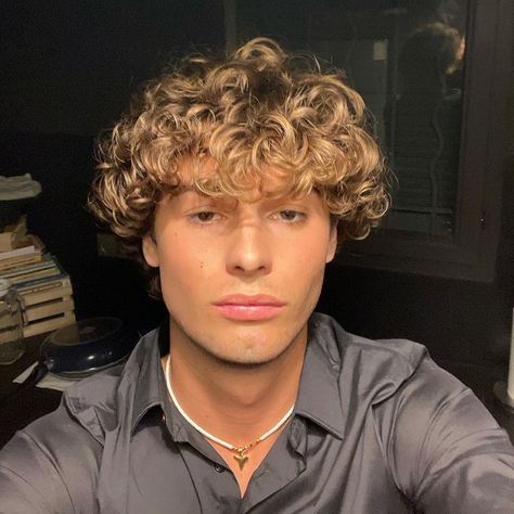 Formal Hairstyles Men, Bad Ash, Perm Hair Men, Blonde Highlights Curly Hair, Curly Boy, Blonde Man, Mens Hairstyles Curly, Male Haircuts Curly, Loose Curly Hair