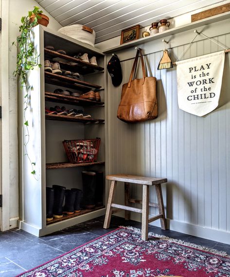 Mudroom Addition, Foyer Paint, Small Mudroom Ideas, Wall Bench, Entryway Closet, Scottish Homes, Mudroom Ideas, Cottagecore Home, Mudroom Entryway