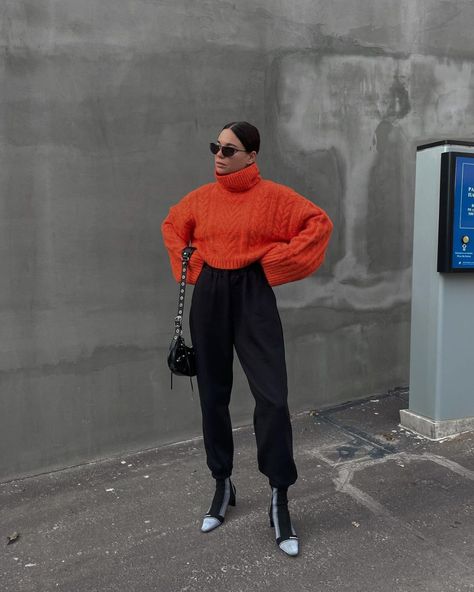 Orange Sweater Outfit, Orange Pants Outfit, City Fashion Photography, Elegant Work Outfits, Chic Work Outfits Women, Winter Sweater Outfits, Winter Pants Outfit, Work Outfits Women Office, Orange Knit