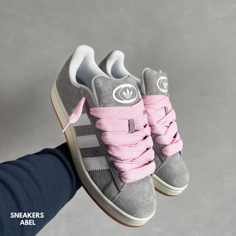 Adidas Campus 00s Grey with Pink Laces 😍😍💕 Grey Adidas Campus 00s, Grey And Pink Outfit, Campus 00s Pink, Adidas Campus 00s Grey, Campus 00s Grey, Adidas Outfit Shoes, Pretty Sneakers, Pink Campus, Adidas Campus 00s