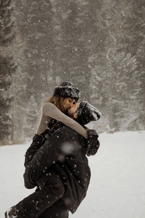 Couple Snow Outfit, Snowy Pictures Photography, Couples Outfits For Pictures Winter, Engagement Photos Skiing, Snowy Couples Photos, Snow Photography Couples, Couples Snow Photoshoot, Snow Photoshoot Ideas Couple, Couple In Snow Aesthetic