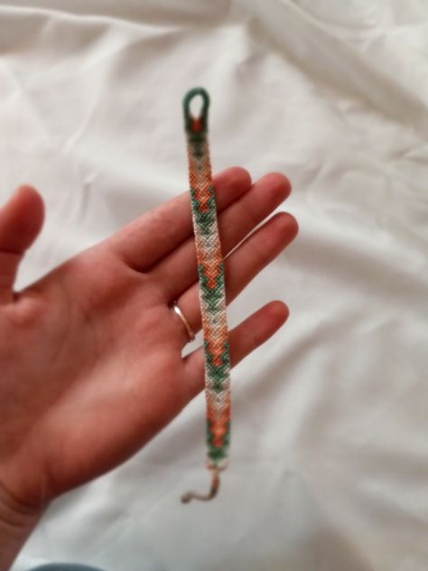 12 string 6 colors, arrowhead friendship bracelet. Bracelet Patterns Arrowhead, Arrowhead Friendship Bracelet, Friendship Bracelet Patterns, Bracelet Patterns, Friendship Bracelet, Friendship Bracelets, Braided Hairstyles, Hairstyles, Bracelet