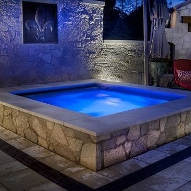 Ideas De Piscina, Hot Tub Patio, Outdoor Hot Tub, Diy Hot Tub, Custom Swimming Pool, Hot Tub Backyard, Mini Pool, Small Pool Design, Pool Picture