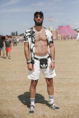 Besoin d'inspiration pour vos looks de festivals ?  Côté homme, focus sur le short à trous blanc, la chemise imprimé tropical noire et blanche, les Vans noires et les hautes chaussettes Adidas blanches à lignes noires, la casquette NY noire et le petit sac Adidas noir porté autour de la taille. Team A, Festival Looks, Summer Style, Baskets, Summer Fashion, Glitter, Adidas, Festival, Running