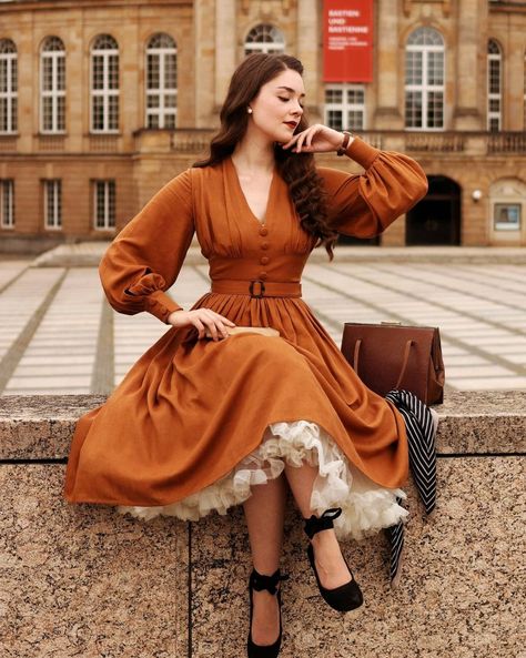 SHIRIN ALTSOHN on Instagram: “[Ad/Werbung] If autumn was a dress, I think it would look something like this new design from @dlccouture 🥺 A warm colored linen fabric,…” Idee Cosplay, Kleidung Diy, Vintage Inspired Outfits, Styl Retro, 영감을 주는 캐릭터, Look Vintage, 여자 패션, Mode Vintage, Mode Inspiration