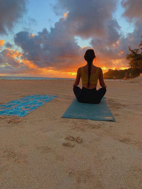 sunrise yoga in oahu hawaii Sunrise Meditation Aesthetic, Aesthetic Meditation Pictures, Workout Beach Aesthetic, Beach Meditation Aesthetic, Early Morning Yoga Aesthetic, Sunrise Yoga Aesthetic, Yoga On The Beach Aesthetic, Bali Yoga Aesthetic, Yoga Aesthetic Nature