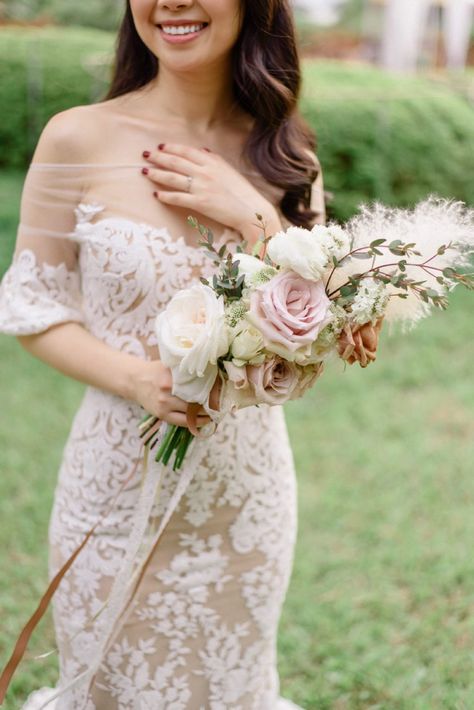 Presentation Bouquet, Flower Photoshoot, Wedding Bouquets Pink, White Wedding Dress, Cascade Bouquet, Bridal Photoshoot, Wedding Flower Inspiration, Hanoi Vietnam, Wedding Chicks