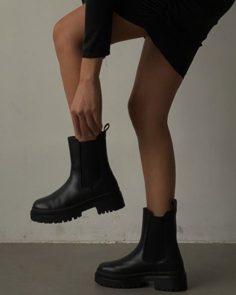 Rubber Boots Aesthetic, Chelsea Boots Aesthetic, How To Style Chelsea Boots, Fancy Casual Outfits, Minimalist Boots, Human Element, Styling Chelsea Boots, Shoes Outfit Fashion, Effortlessly Chic Outfits