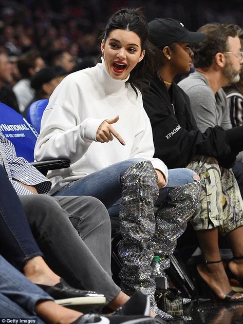 Court-side: Kendall Jenner was all smiles as she supported Blake at one of his NBA basketb... Nba Game Outfit Woman Winter, Court Side Outfit Basketball Games, Baseball Game Outfit Women Summer, Nba Game Outfit Woman, Baseball Game Outfit Women, Ball Game Outfit, Basketball Game Outfit Women, Baseball Game Outfit, Kendall Jenner Modeling