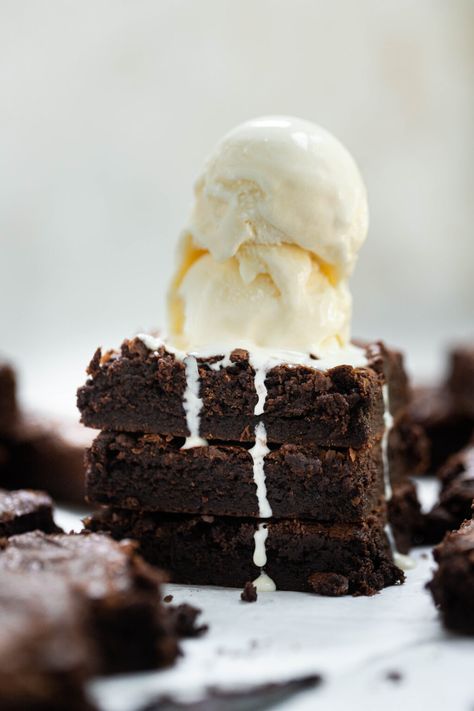 Brownies topped with ice cream Brownies With Ice Cream On Top, Brownies With Ice Cream, Crinkle Top Brownies, Brownies From Scratch, Brownie Ice Cream, Fudgy Brownie, Brownie Toppings, Best Brownies, Fudgy Brownies