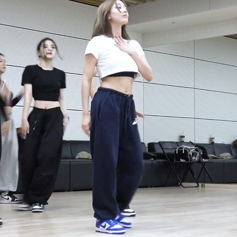 Jihyo Killin’ Me Good (Dance Practice Behind) Dancing Outfits Kpop, Kpop Idol Practice Outfit, Dance Studio Outfit, Jyp Dance Practice Room, Idol Dance Practice Outfits, Kpop Idol Dance Practice Outfits, Kpop Practice Outfit, Outfits For Dance Practice, Dance Practice Aesthetic